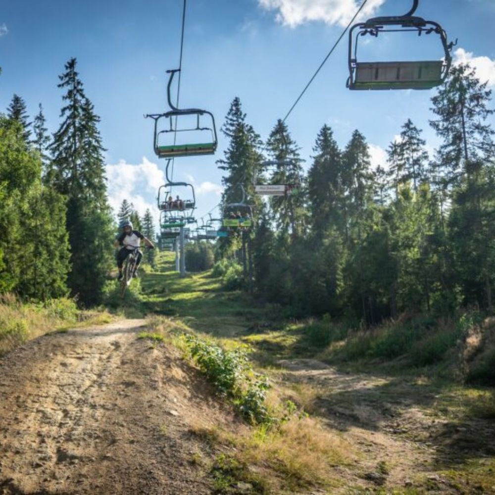 Przejazd rowerem pod wyciągiem w Bike Park Skolnity