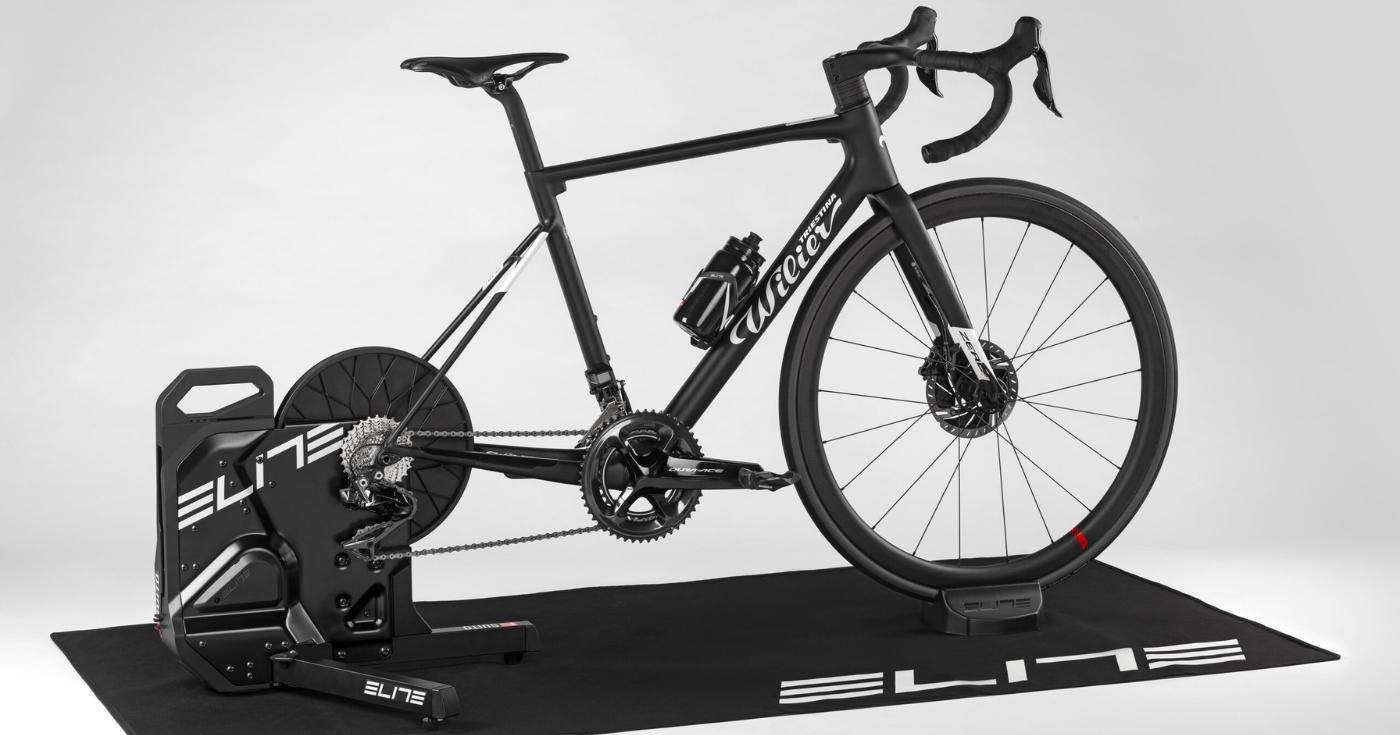 interaktywny trenażer rowerowy z zamontowanym rowerem