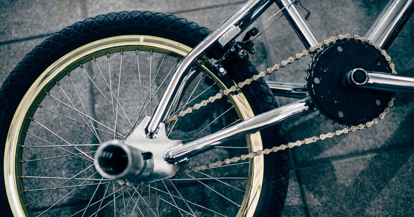 Pegi zamontowane w rowerze BMX