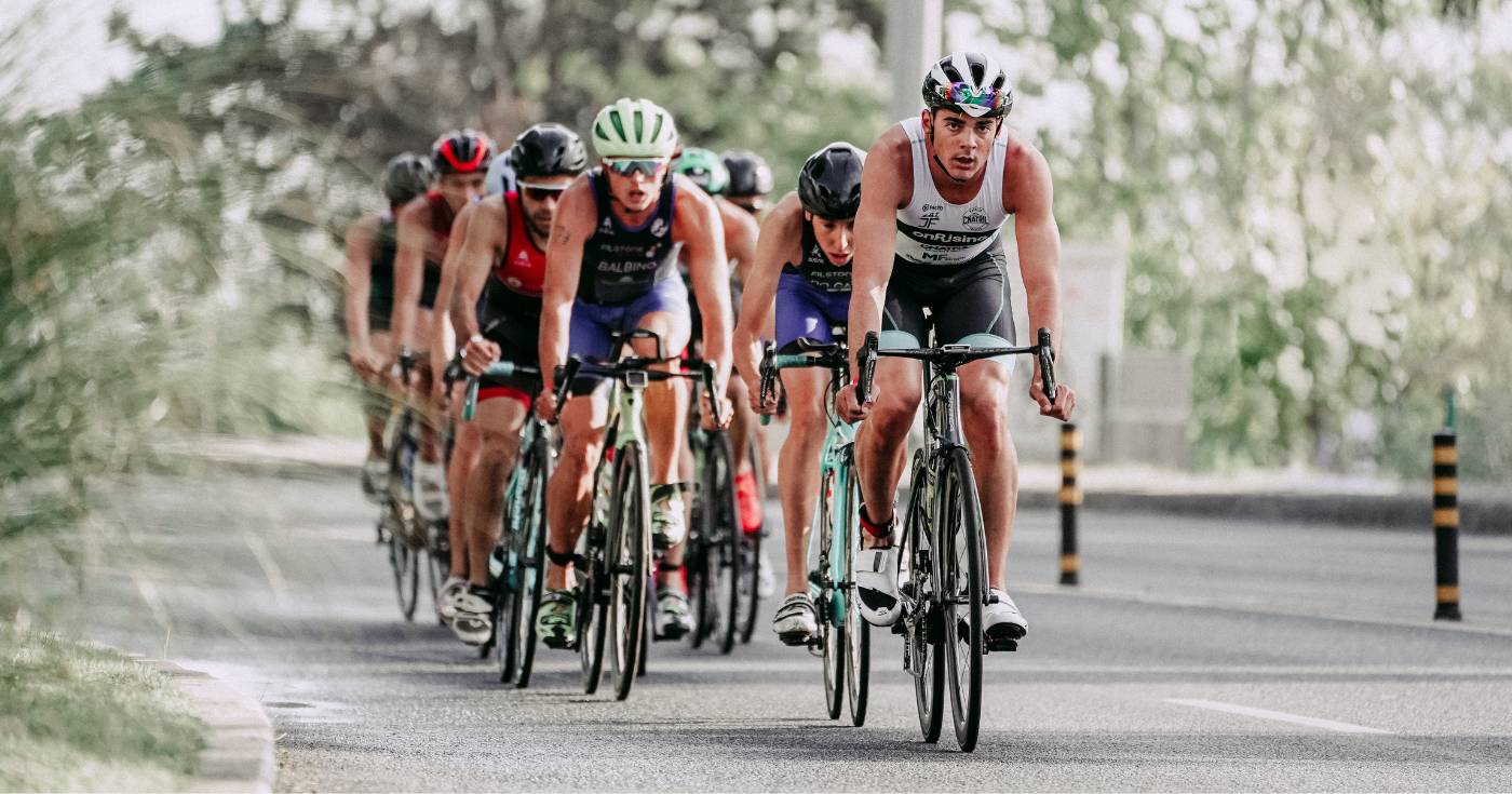 Ustawka rowerzystów na szosie