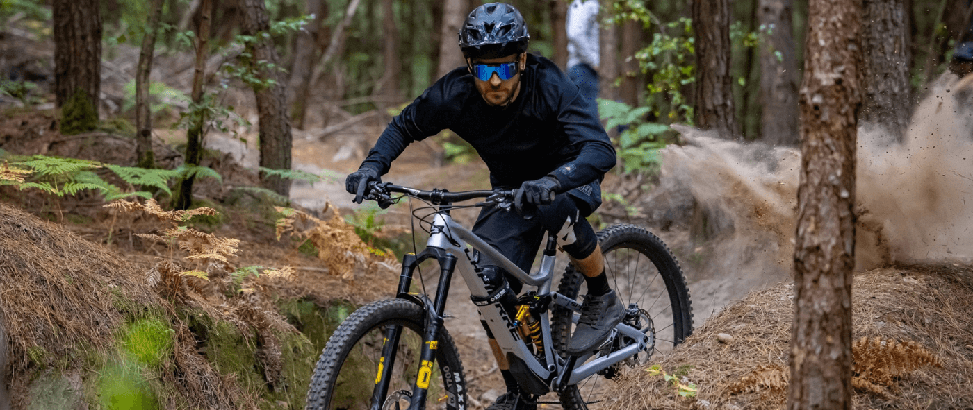 Rowerzysta na przygotowanym rowerze do sezonu