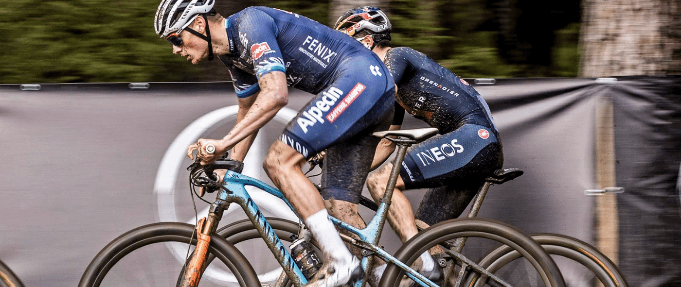 Zawodnicy na rowerach XC