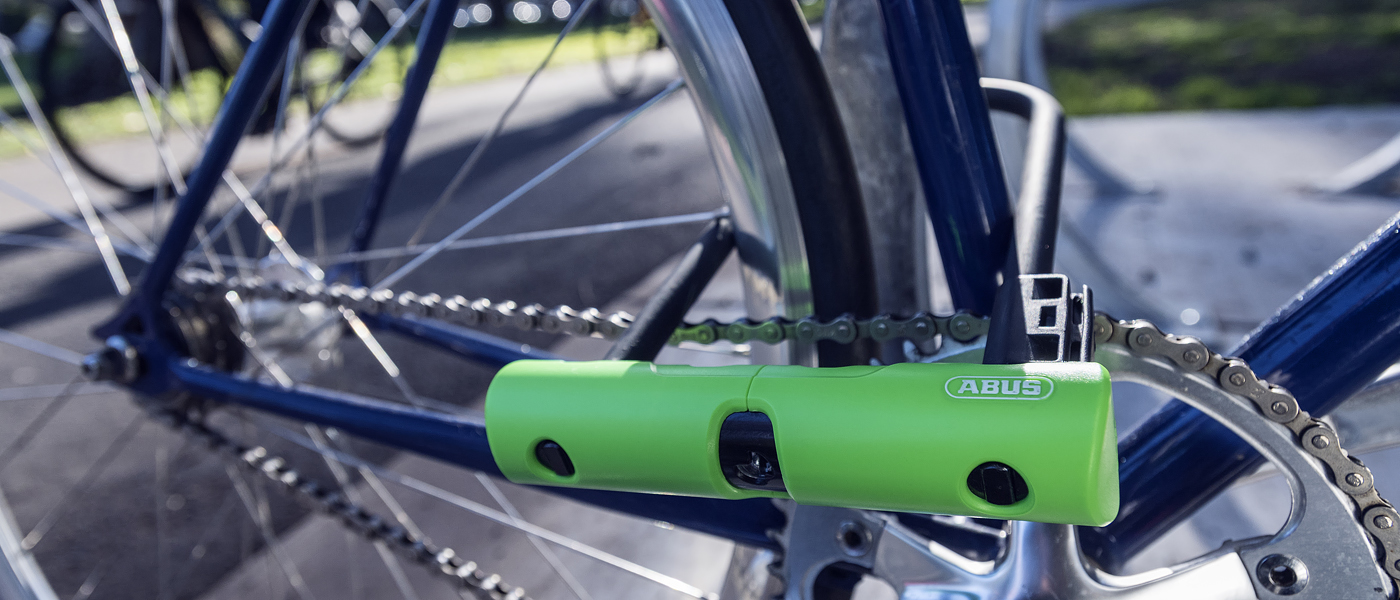 Rower zabezpieczony u-lockiem ABUS